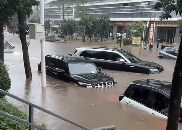 长沙暴雨一问界M9水中当船开 博主：极端情况脱困能力强于一般油车