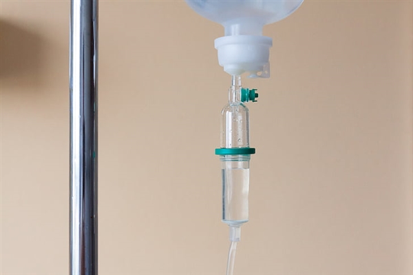 美国一护士用自来水给患者输液致16人死亡 医生指明原因：严重感染