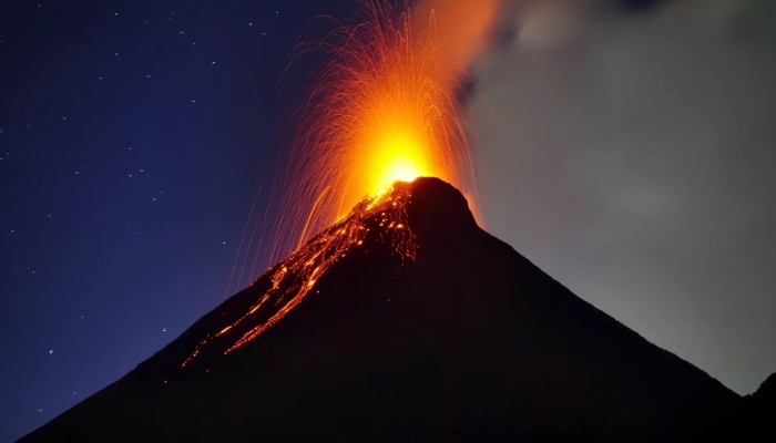 印尼塞梅鲁火山猛烈喷发 灰柱直冲千米高空