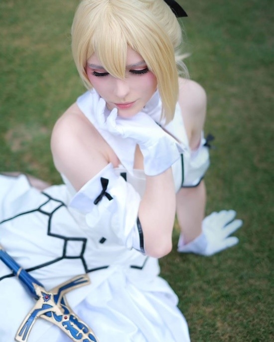 俄妹COS《Fate》Saber：泳装呆毛王 靓丽吸睛