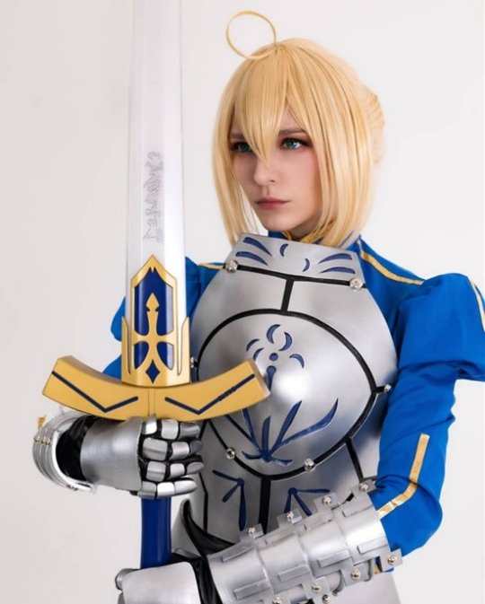 俄妹COS《Fate》Saber 泳装呆毛王靓丽吸睛