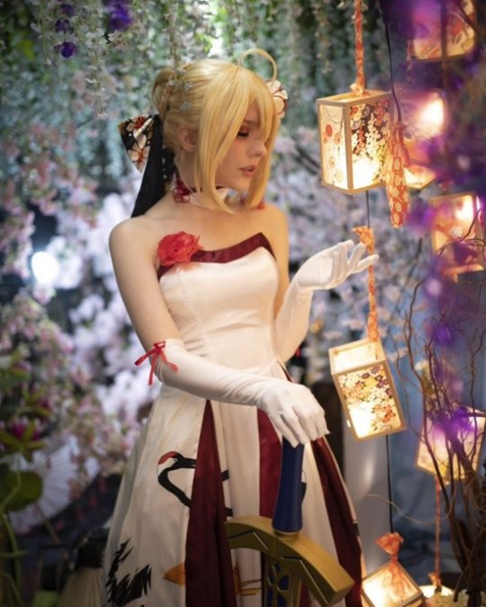 俄妹COS《Fate》Saber 泳装呆毛王靓丽吸睛