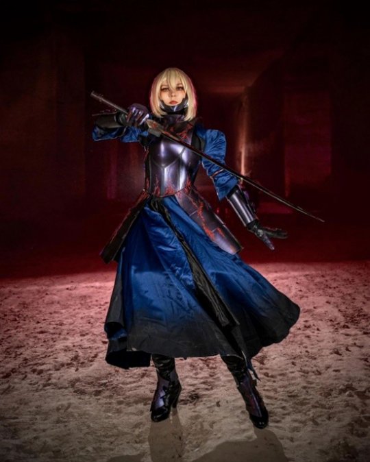 俄妹COS《Fate》Saber 泳装呆毛王靓丽吸睛