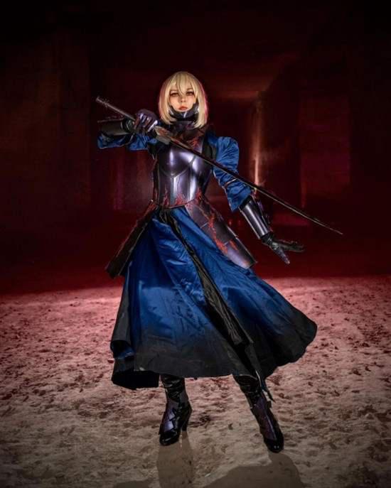 俄妹COS《Fate》Saber：泳装呆毛王 靓丽吸睛