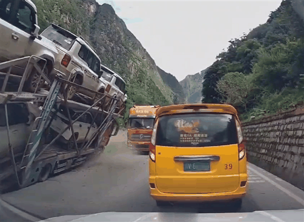 损失惨重！一板车丰田普拉多试驾车侧翻倒地：险些砸中面包车