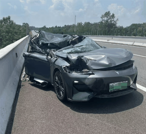 男子驾驶深蓝SL03高速追尾货车：因气囊没爆欲讨说法