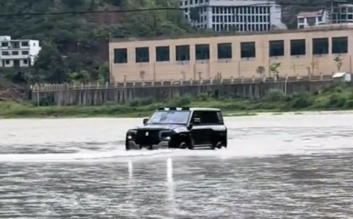 别再吐槽浮水功能无用！比亚迪仰望U8急流上岸视频曝光