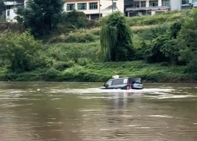 别再吐槽浮水功能无用！比亚迪仰望U8急流上岸视频曝光