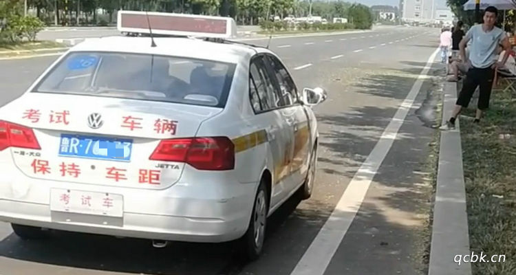 科目三怎样靠边停车(科目三怎样靠边停车是压离合还是离合)插图