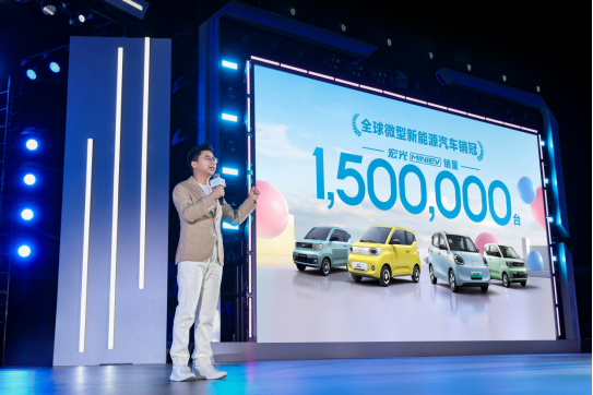 售价4.48万元起，宏光MINIEV四门版上市开启代步车2.0时代！插图4